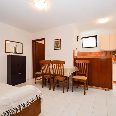 - Istrien 11126 Appartement Pjescana Uvala